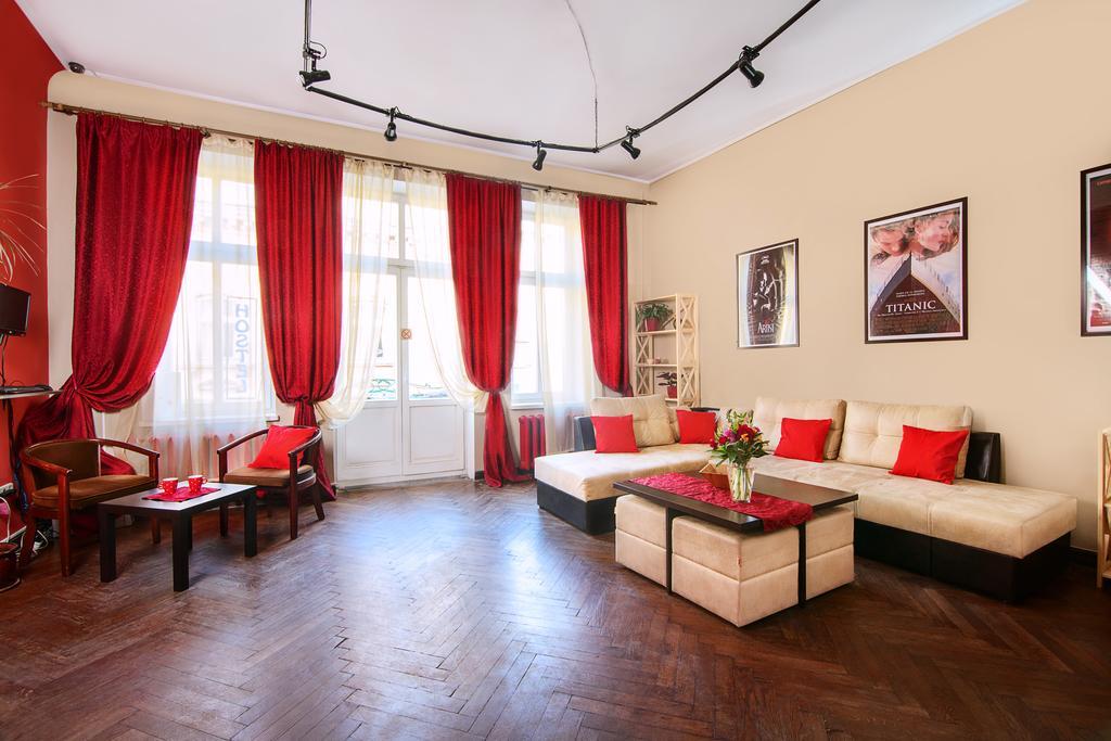 Hollywood Home Hostel Lviv Eksteriør billede
